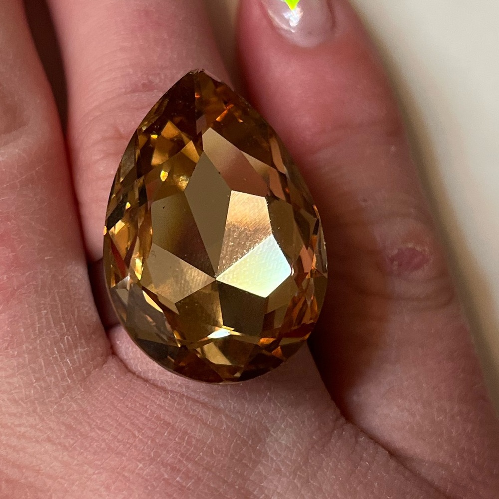 NWT womens unique pear shaped ring